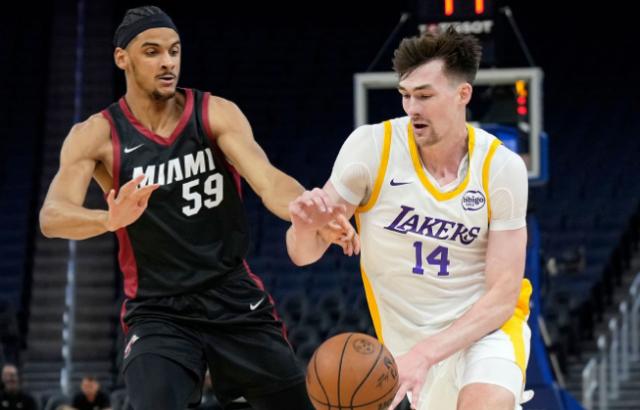 B体育APP-布朗尼2战仅7分！湖人00后中锋抢戏，浓眉替身是他？