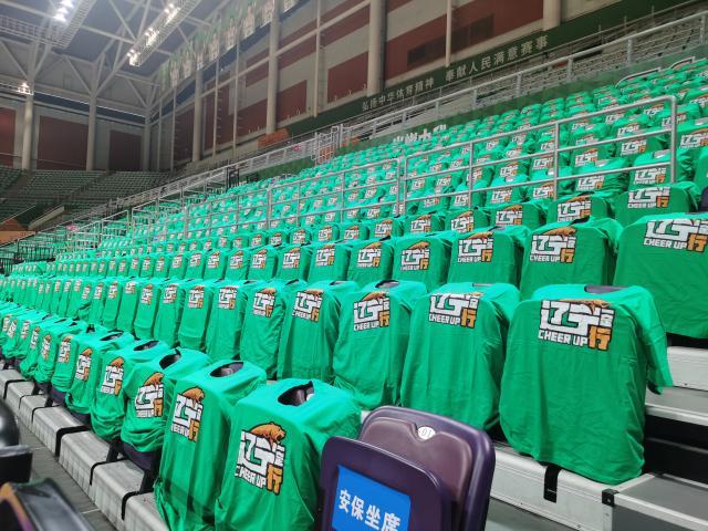 B体育官网-【现场】看台刮起绿色风暴 辽宁队静待卫冕时刻